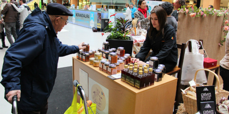 Un home s’interessa per productes de confitura en un estand d’Illa Carlemany.