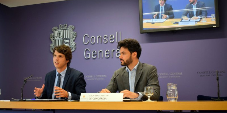 El president del grup parlamentari Concòrdia, Cerni Escalé, i el conseller general, Pol Bartolomé, a la roda de premsa d’ahir.