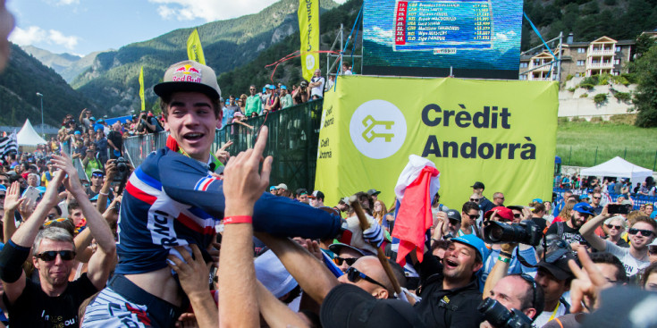 El francès Loïc Bruni celebra el títol de campió del món de descens al setembre als Mundials de Vallnord.