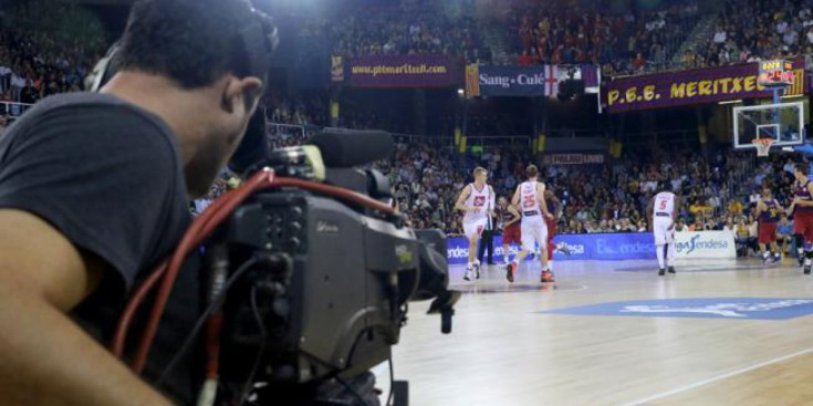 Un càmera de televisió grava el duel entre l’FC Barcelona Lassa i el CAI Saragossa al Palau Blaugrana.