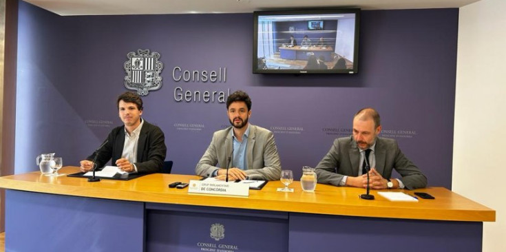 El conseller general, Pol Bartolomé, el president del partit, Cerni Escalé i el conseller general, Jordi Casadevall.