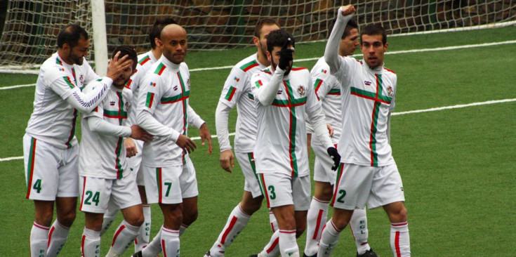 Els jugadors de l’FC Lusitans celebren el gol de Bruninho. FOTO: ´