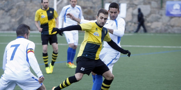 Jordi Rubio, autor del gol en l’afegit, en un derbi anterior a Aixovall. FOTO: TONY LARA