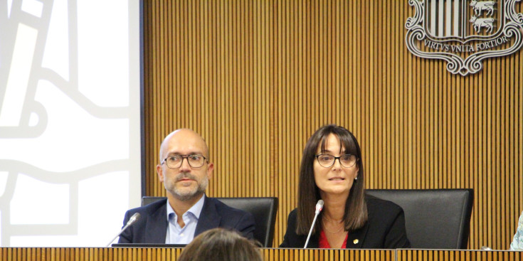 La ministra de Cultura, Joventut i Esports, Mònica Bonell, i el director del departament de Política Lingüística, Joan Sans, durant la presentació d'avui.