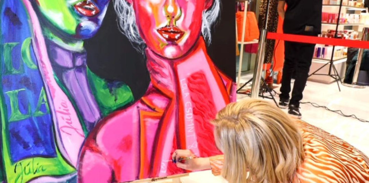 Imatge d’Ona Saumell, pintant un dels seus quadres.