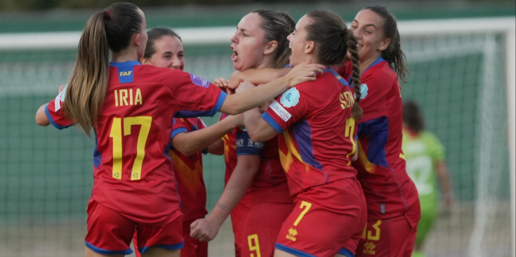 La selecció andorrana celebrant el primer gol contra Moldàvia, ahir.