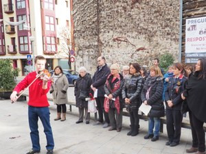 Moment en què Vadim Hurtado va interpretar al violí ‘El Cant dels Ocells’, ahir a la plaça Soldevila.