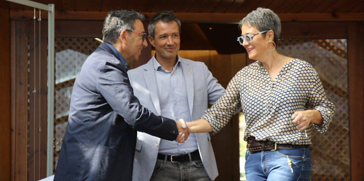 El cònsol major d'Andorra la Vella, David Astrié, el cònsol menor d'Andorra la Vella, Miquel Canturri, i la presidenta de la Xarranca, Mar Garcia, durant l'acte d’entrega de les claus del local de l'entitat.