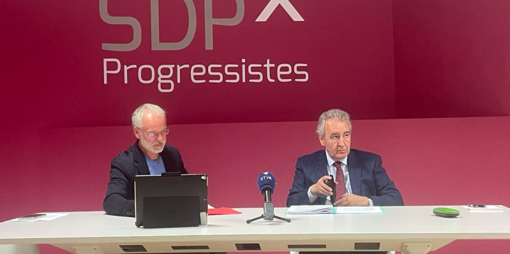 Josep Roig i Jaume Bartumeu en la roda de premsa, ahir.
