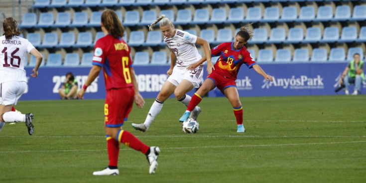 Erica Gonçalves lluitant la pilota contra una jugadora rival, ahir durant la derrota contra Letònia a l’Estadi Nacional.