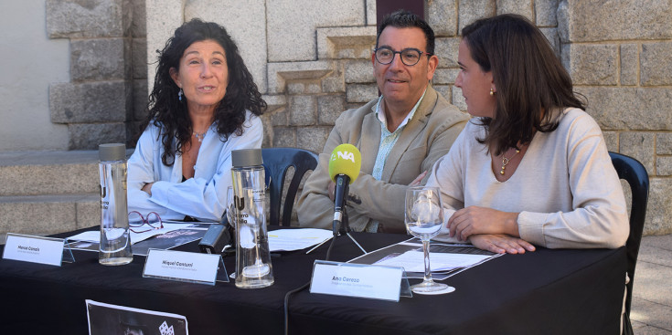La membre de la junta de l'Associació centre històric d'Andorra la Vella Mercè Canals; el cònsol menor d'Andorra la Vella, Miquel Canturri i la presidenta de l'associació, Ana Cerezo, durant la roda de premsa de presentació de 'Màgic Històric'.