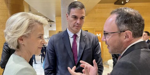 La presidenta de la Comissió Europea, Ursula Von Der Leyen, el president d'Espanya, Pedro Sánchez, i el cap de Govern, Xavier Espot, ahir a Granada.