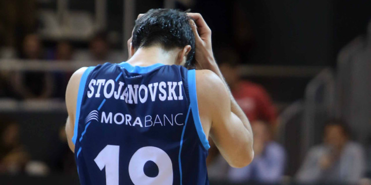 Stojanovski, d’esquenes, es lamenta després de fallar un tir en la derrota del MoraBanc contra el Manresa, el 25 d’octubre passat al Poliesportiu.