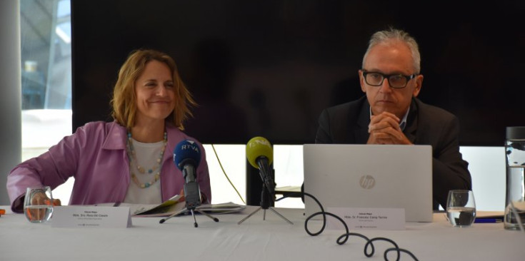Els cònsols d’Escaldes-Engordany i Canillo, Rosa Gili i Francesc Camp, respectivament, durant la roda de premsa posterior a la reunió de cònsols.