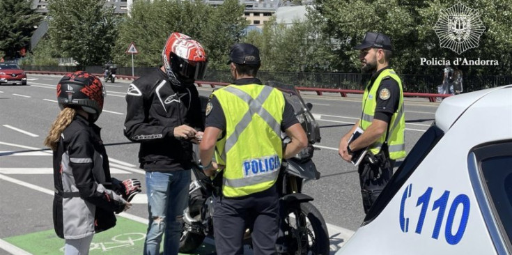 Un motorista amb els agents policials.