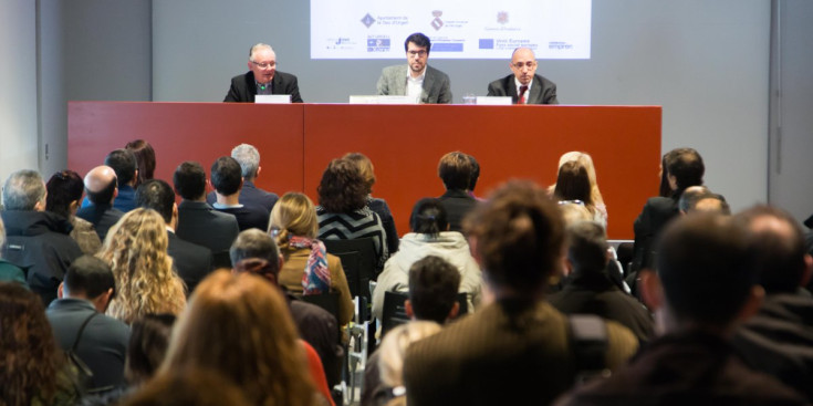 Els assistents atenen les explicacions de l’alcalde Batalla, ahir.