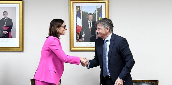 La ministra de Justícia i Interior, Ester Molné, amb el president de la Societat de Pèrits Judicials de Tolosa, ahir.
