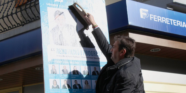 Joan Albert Farré enganxa el primer cartell electoral a la plaça Major, ahir