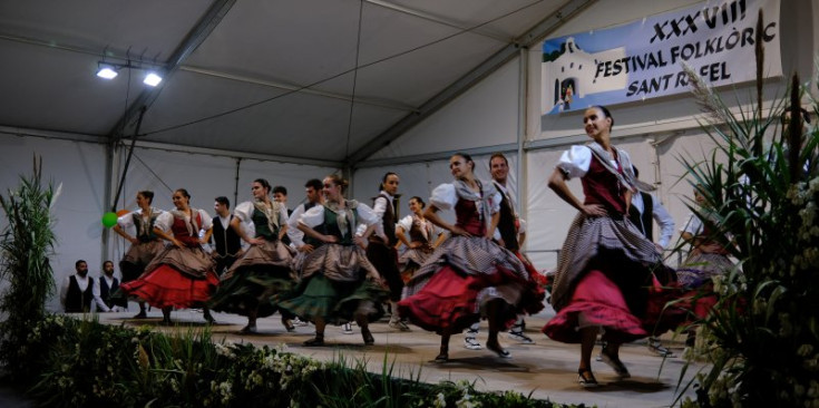 El grup folklòric de l’Esbart Valls del Nord a les festes patronals.