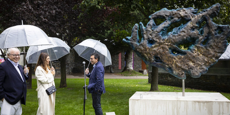 Imatge de la inauguració de l’escultura, ahir.