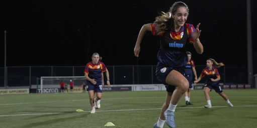 La selecció femenina d’Andorra entrenant ahir a la nit a Malta.