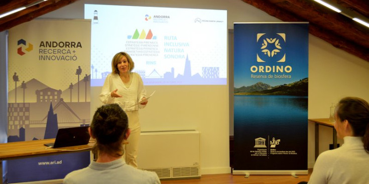 La tècnica de l'ARI Montse Brugulat en la presentació del projecte dels pòdcasts que ha creat l'organisme sobre Andorra.