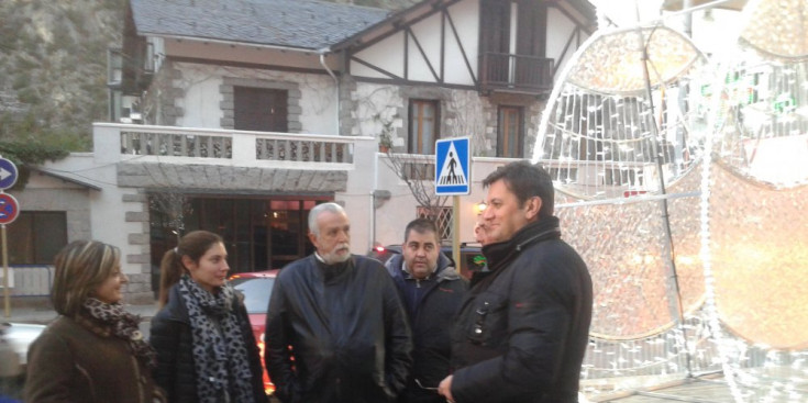 Joan Farré (a la dreta) amb un grup de ciutadans de la parròquia, ahir.#Comunals15
