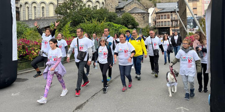 Els participants arribant al final de la Caminada Contra el Càncer 2023.