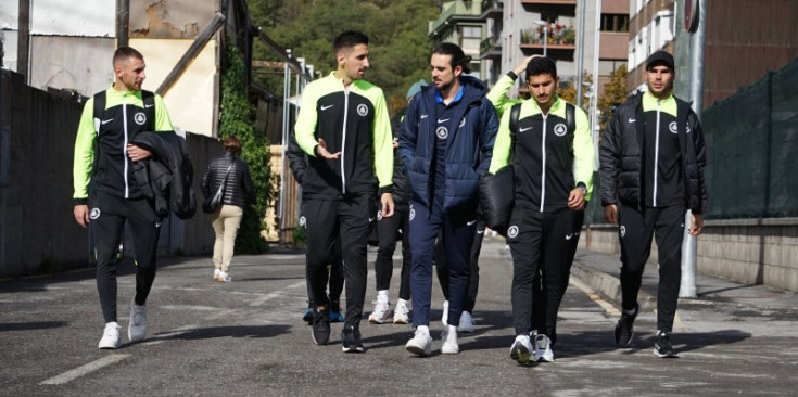 Jugadors de l’FC Andorra ahir, abans de marxar en direcció a Astorga.