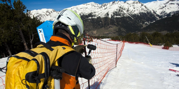 Un treballador a les pistes d’esquí de Grandvalira.