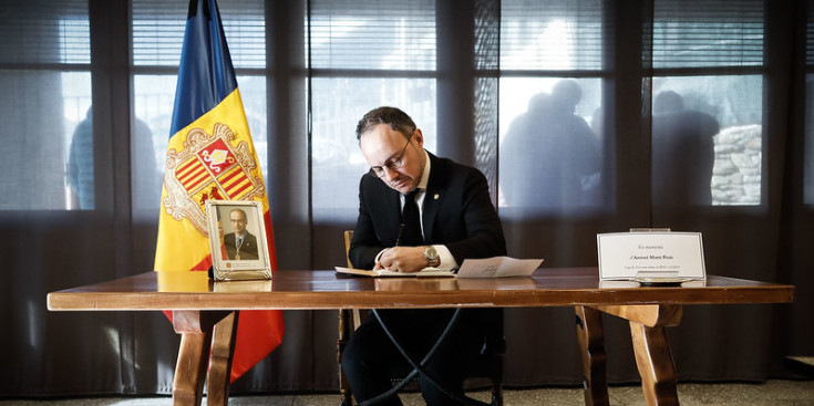 Xavier Espot signan aquest matí el llibre de condolences de l'excap de Govern, Antoni Martí Petit.