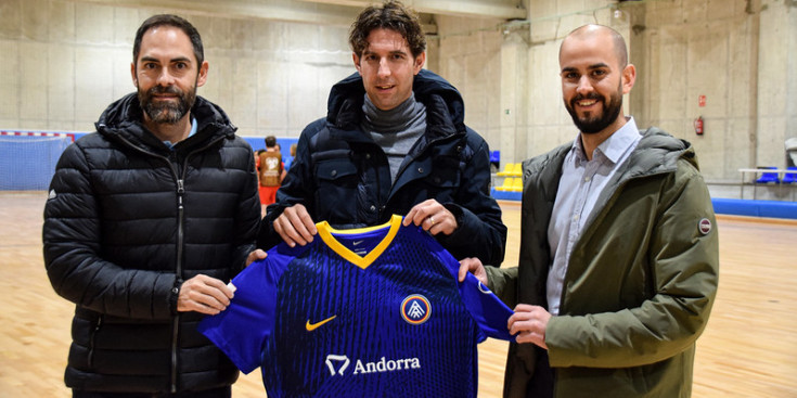 Jaume Nogués, al centre, ahir a la presentació de l’FC Andorra Genuine.