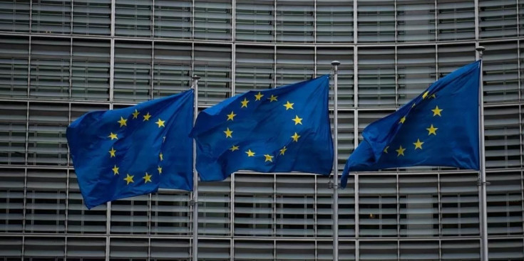 Banderes europees a l'exterior de la Comissió Europea.