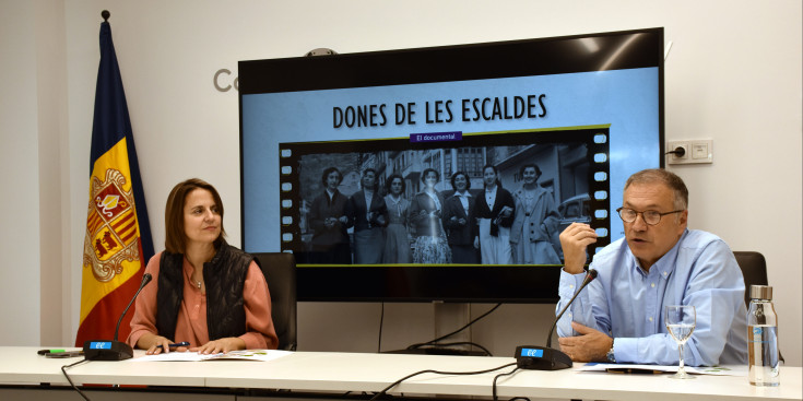 La cònsol major d'Escaldes-Engordany, Rosa Gili, i el conseller de Vida Cultural i Aparcaments d'Escaldes-Engordany, Valentí Closa, durant la presentació del documental 'Dones de les Escaldes'.