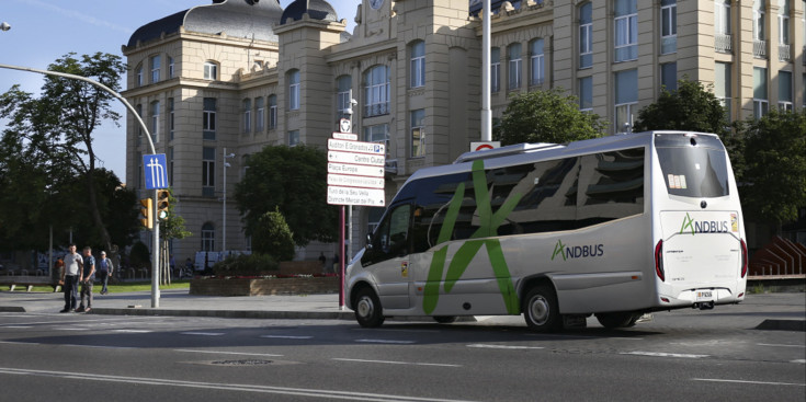 Un vehicle d'Andbus a l'estació Lleida-Pirineus.