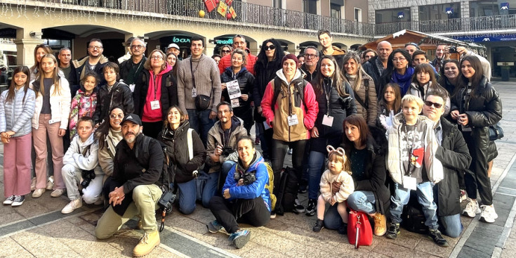 Una cinquantena de persones s'han agrupat al Centre Cultural La Llacuna per participar en la vuitena edició de la Marató Fotogràfica Pep Aguareles.