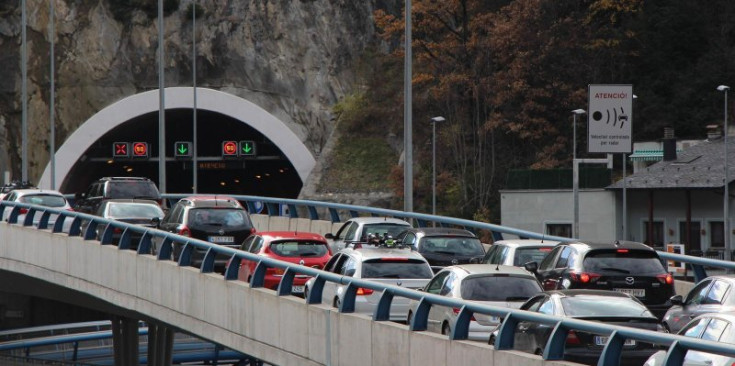 Imatge d’arxiu de retencions de vehicles al túnel de la Tàpia.