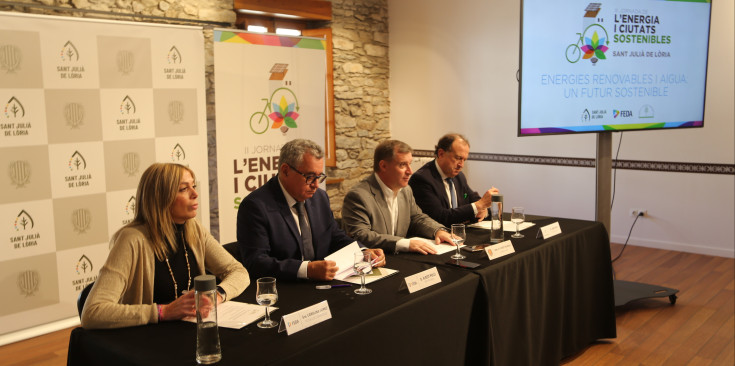 Gómez, Moles, Majoral i Tomàs presentant la tercera edició de la jornada de l’energia i les ciutats sostenibles, ahir.