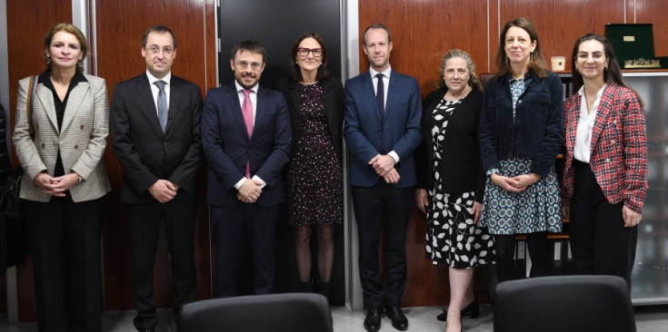 El secretari d'estat, Joan León, i la ministra de Justícia i Interior, Ester Molne, al centre, amb els representants del GRECO.
