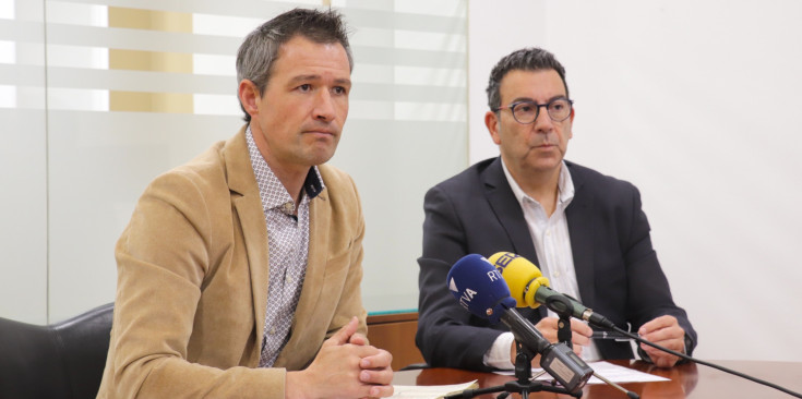 Els candidats de Demòcrates a Andorra la Vella, David Astrié i Miquel Canturri, ahir durant la seva presentació a la seva seu de campanya.