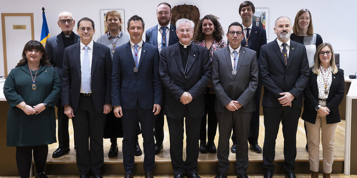 El coprincep episcopal, Joan-Enric Vives, ahir amb els consellers del Comú d’Andorra la Vella.