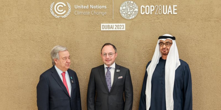 Espot amb el secretari general de l’ONU, Antonio Guterres, i el president de la COP28, Sultan al Jaber, ahir.