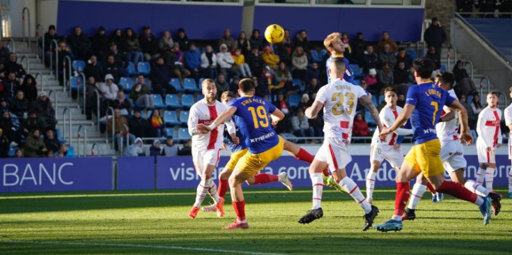 L’FC Andorra en una de les jugades a l’àrea contrària, ahir.