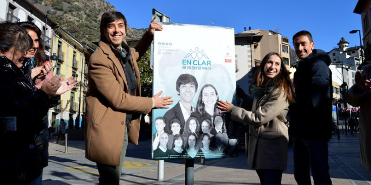 Els caps de llista d’Enclar, Sergi González i Olalla Losada enganxen el cartell