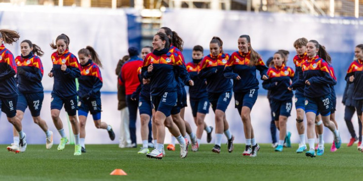La selecció femenina durant l’entrenament d’ahir a l’Estadi Nacional.