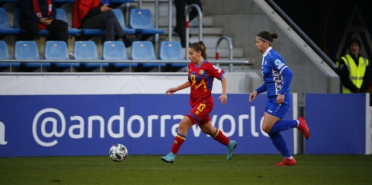 La número 13 de la Selecció Femenina de Futbol d’Andorra, Erica Golçalves, durant el partit, ahir.