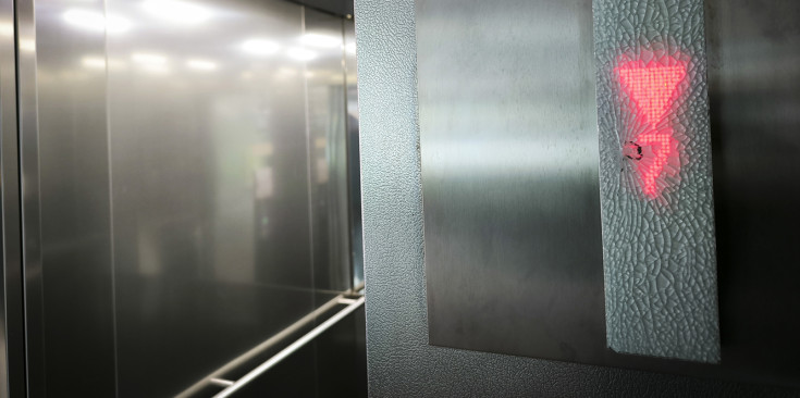 Aspecte dels ascensors del Centre de Congressos amb les destrosses aparegudes.