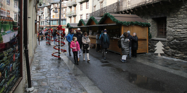Paradetes de la Fira de Nadal al carrer major d'Ordino.