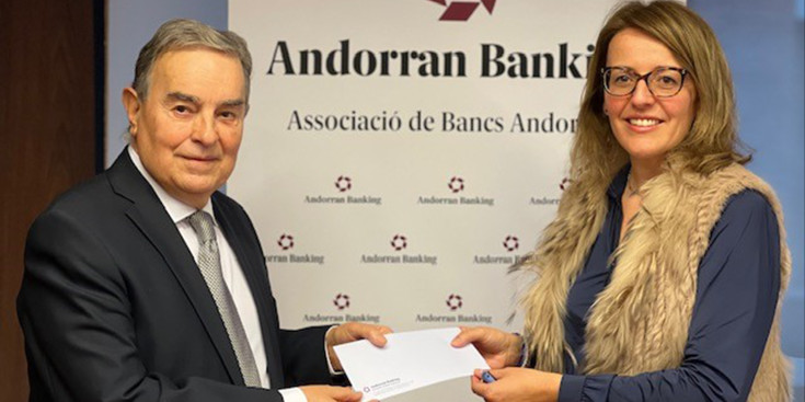 El president de Càritas Andorrana, Amadeu Rocamora, i la directora general d'Andorran Banking, Esther Puigcercós.