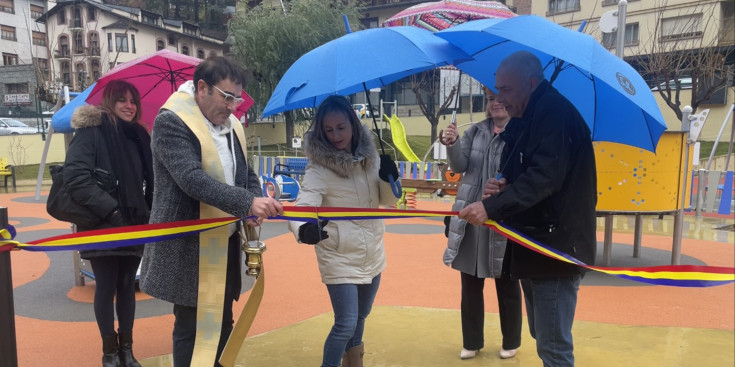 La consellera de Servei del Comú de Sant Julià de Lòria, Maria Servat, inaugurant ahir la remodelació del parc del Prat Gran.